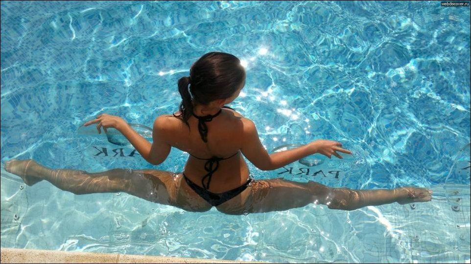 Атлетичная красавица у бассейна в голом виде