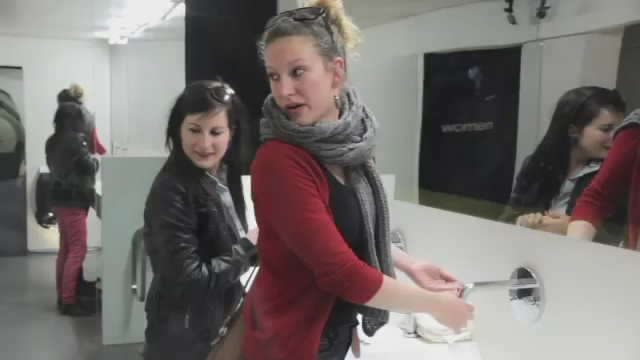 Очкарик шпилит подружку в туалете клуба