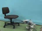 robot-saute-sur-une-chaise
