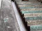 enfant-glisse-planche-escaliers