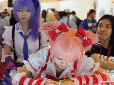 deux-asiatiques-cosplay-bisou-sourire-cute