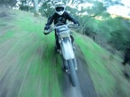 moto-pleine-vitesse-travers-bois