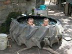 enfants-baigner-enorme-pneu