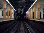 saut-skate-dessus-rails-metro