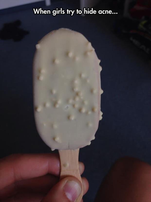 quand-les-filles-cachent-leur-acne-avec-maquillage