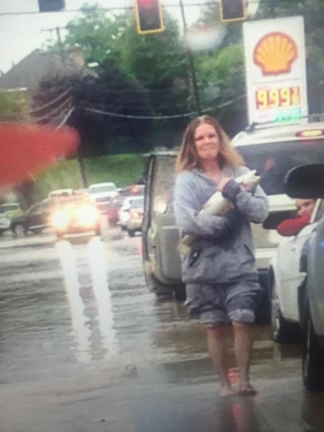 femme-attrape-poisson-inondations