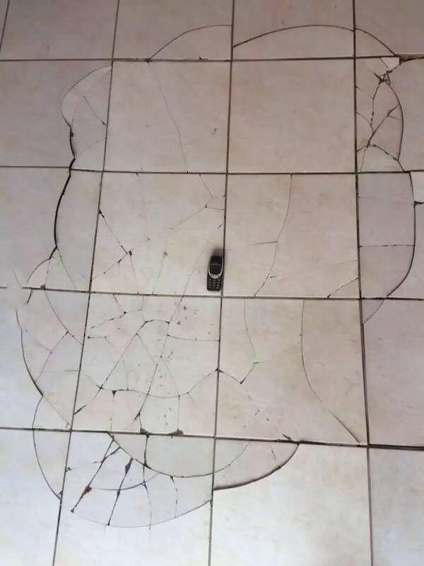 nokia-3310-casse-carrelage
