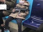enfant-arme-metro
