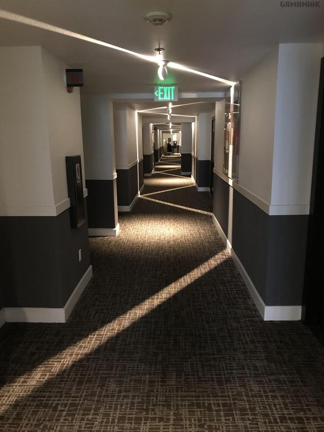lumiere-zigzag-couloir-hotel