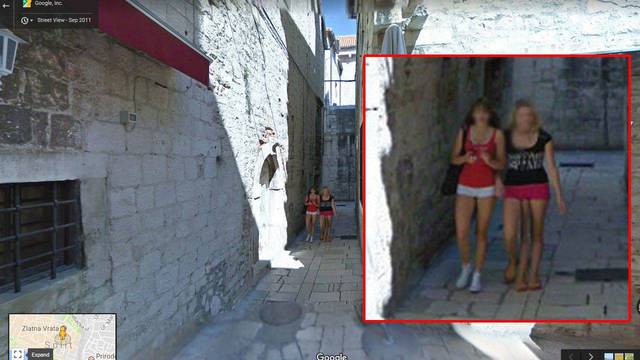 Une fille avec 3 pieds sur Google Street View fille-3-pieds-google-street-view