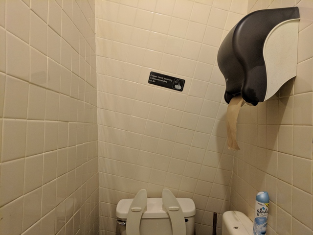 Des toilettes penchées dans un bar toilettes-penchees-bar
