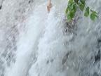 doigt-honneur-travers-cascade
