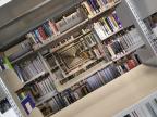 long-vide-etageres-bibliotheque
