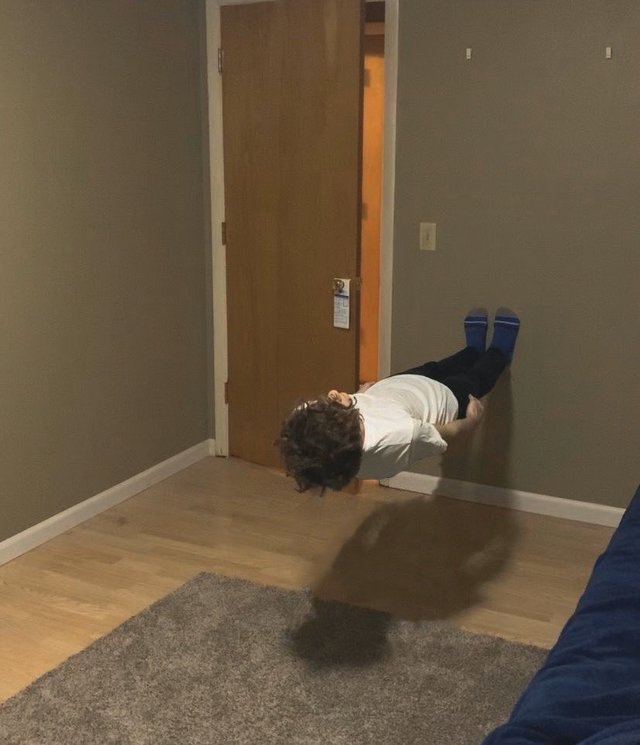 enfant-horizontal-mur
