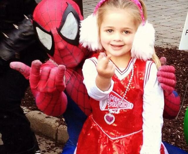 signe-spiderman-enfant-doigt