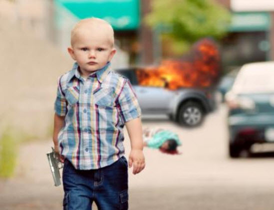 Un Bebe Avec Un Pistolet Facon Film