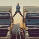 miniature pour Jean Claude Vandamme fait le grand écart entre 2 camions