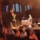 miniature pour Un rappeur saute sur son public et se casse la gueule
