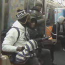Un ventriloque drague les filles dans le métro