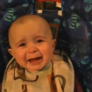 Un bébé pleure lorsque sa mère chante