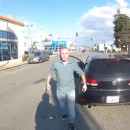 miniature pour Enragé de s'etre fait doubler, il frappe le motard