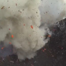 miniature pour Un drone filme de près un volcan en éruption