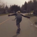 miniature pour Un policier coupe la route à des longboarders