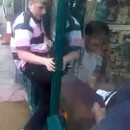 miniature pour Un voleur bloqué par la porte du magasin