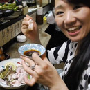 Une japonaise mange une grenouille vivante
