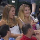 miniature pour Un jeune donne la balle de baseball à son amoureuse