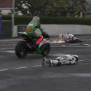 miniature pour Le crash violent de Simon Andrews en moto