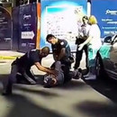 miniature pour Il sort son pistolet devant la police