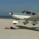 miniature pour Un avion frôle un homme sur la plage
