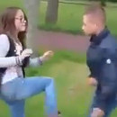 miniature pour Un ado met une balayette sans raison à une fille