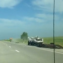 miniature pour Une voiture prend le tremplin d'un camion sur l'autoroute