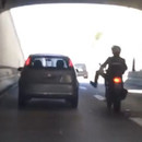 motard-casse-gueule-coup-pied-voiture