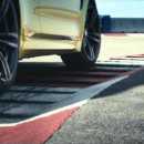 miniature pour Une voiture fait des drifts sur un porte avions