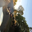 miniature pour Un motard atterrit sur une voiture après un accident