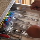 miniature pour Il joue de la musique avec ses couverts