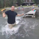 homme-rattrape-drone-avant-tombe-eau