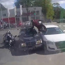 motard-atterrit-entre-2-voitures