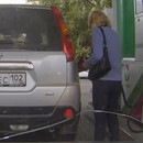 femme-trompe-voiture-station-essence
