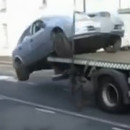 miniature pour Un homme reprend sa voiture sur le camion de la fourrière