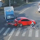 miniature pour Un cycliste au milieu de la collision d'une voiture et d'un camion