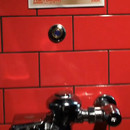 miniature pour Un judas dans les toilettes qui montre les stripteaseuses