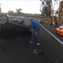 miniature pour Un motard sauve une fille bloquée dans une voiture retournée