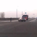 miniature pour Piéton chanceux dans un accident entre une voiture et un camion