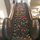 miniature pour Des balles de couleurs sur un escalator