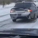 miniature pour Une voiture qui roule avec 3 roues sur la neige