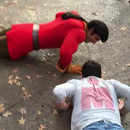 miniature pour Gaston de Disneyland fait un défi de pompes